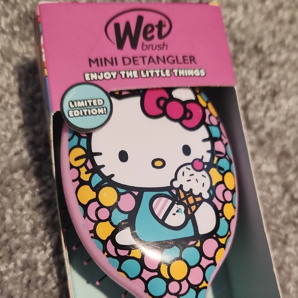 Hello Kitty Mini Detangler Brush